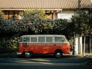 复古橙色大众面包车