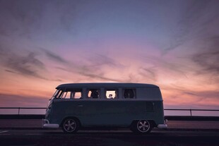 夕阳下的复古面包车