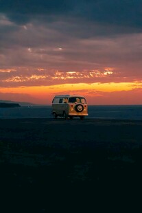 夕阳下的旷野露营车