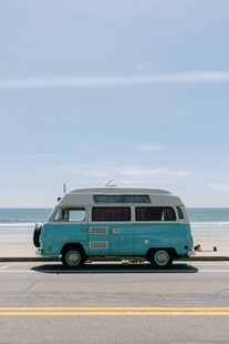 海边复古蓝白厢式旅行车