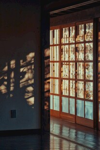 室内光影下的木质窗棂