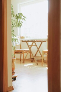 温馨室内木质桌椅小角落