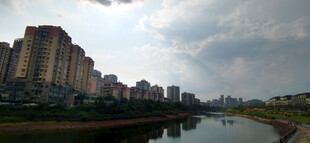 阴暗天空下的城市河畔风景