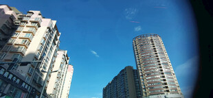 城市高楼与蓝天