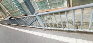 户外金属护栏楼梯一角