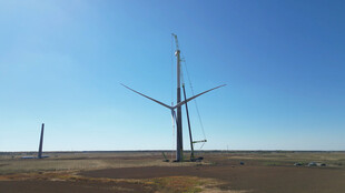 旷野中的风力发电机组