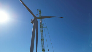 蓝天之下的巨型风力发电机