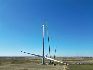 草原上的大型风力发电机