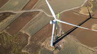 田野中的大型风力发电机