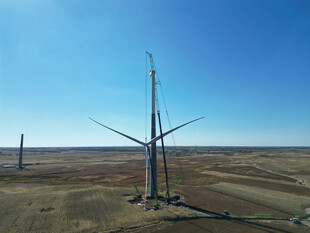 广袤旷野中的风力发电机组