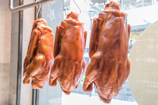 橱窗里悬挂的美味烤鸭