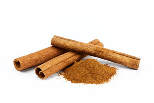 肉桂棒与肉桂粉特写