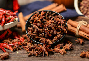 八角茴香等多样香料展示