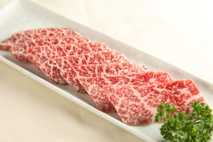 新鲜雪花牛肉摆盘