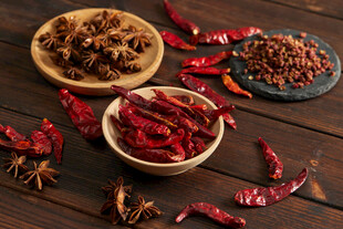 多样干辣椒与香料展示