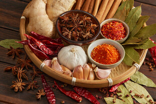 多样香料摆放在竹篮中