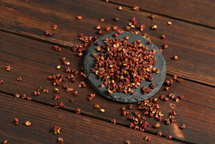 木盘上的红花椒散落