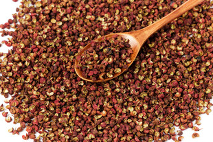 木勺盛花椒颗粒特写