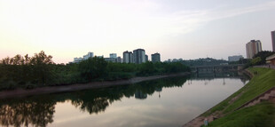 河畔城市风光