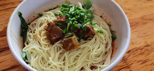 美味葱花牛肉拌面