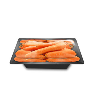 黑色托盘里的新鲜胡萝卜