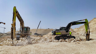 施工现场的挖掘机作业