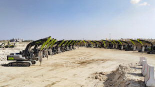 沙漠中的光伏电站建设场景