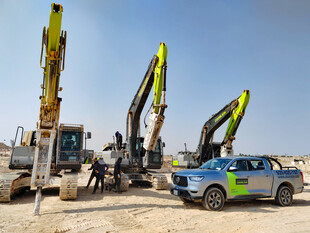 工地挖掘机与工程车场景