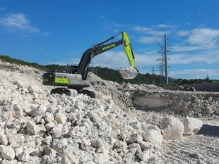 挖掘机作业于碎石场地