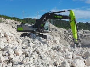 挖掘机于碎石堆中作业