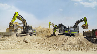 施工现场的挖掘机作业