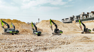 施工现场的多台挖掘机