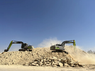 挖掘机施工现场作业