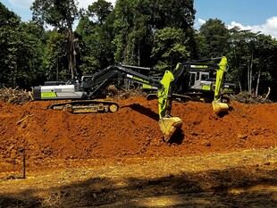 工地挖掘机作业场景