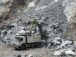 矿山卡车与挖掘机作业场景