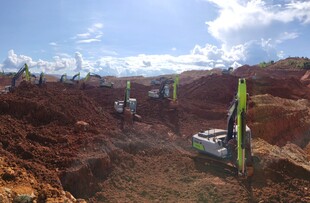 施工现场的挖掘机作业场景