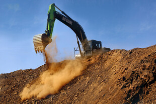 挖掘机作业扬起尘土