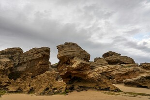 海边奇形怪状的岩石景观