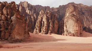 沙漠中的壮丽岩石景观