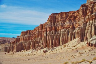 壮丽红色峡谷地貌景观