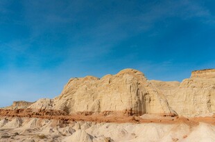 壮丽沙漠山丘景观