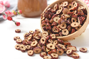 木碗中散落的美味红枣片