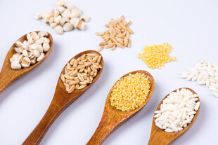 多样谷物盛于木勺