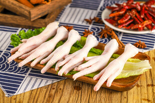 新鲜猪排骨摆放在木桌上