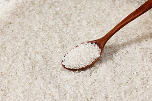 木勺盛着的大米