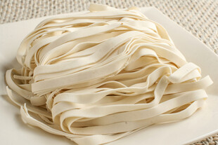 一盘鲜美的手工宽面条