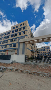 在建工地旁现代风格多层建筑外观
