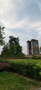 郊外草地旁的高耸建筑