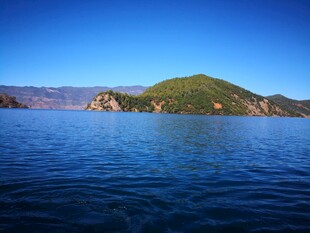 湖中小岛风光秀丽