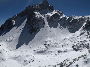 巍峨雪山壮丽景致